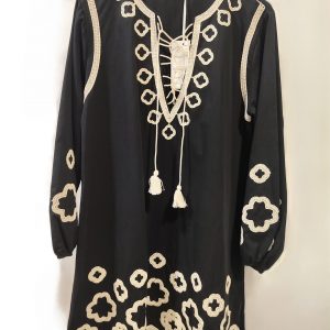 Vestido con brocado blanco.