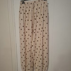 Pantalon lunares beige