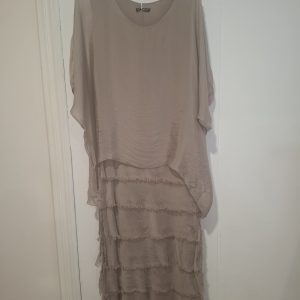 Vestido beige volantes