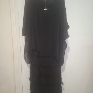 Vestido negro volantes